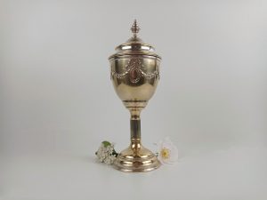 Eleganter versilberter Deckelpokal aus dem 19. Jahrhundert - Ein österreichisches Meisterstück in Messing